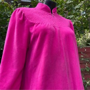 Vintage Vanity Fair 80s velour fuchsia bathrobe house coat half zip moo-moo
